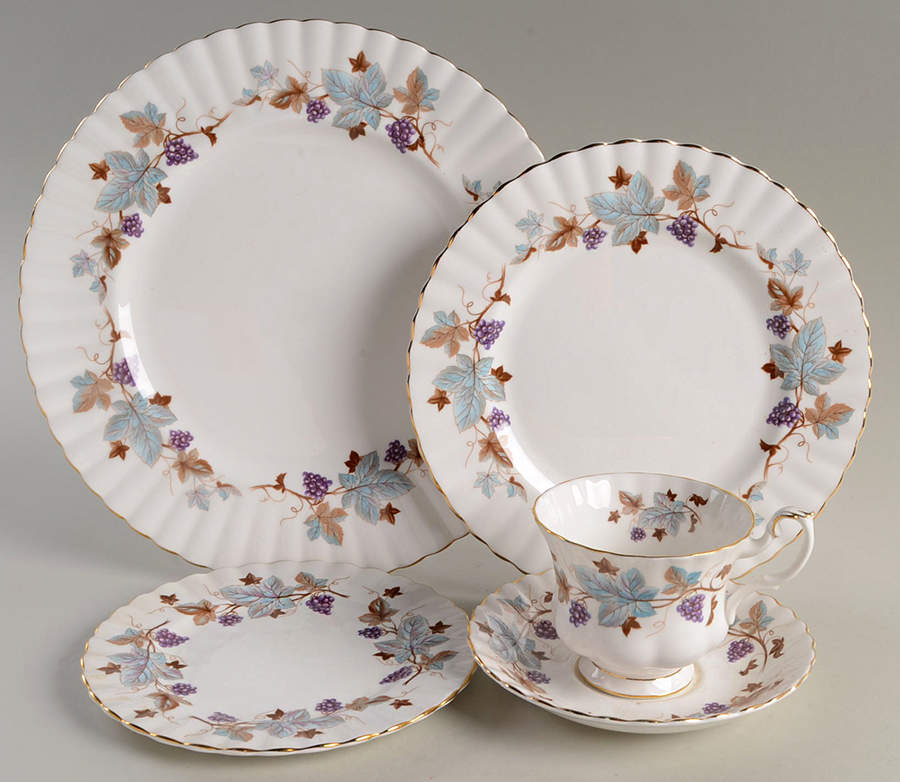 Lorraine 5 Piece Place Setting by Royal Albert-1