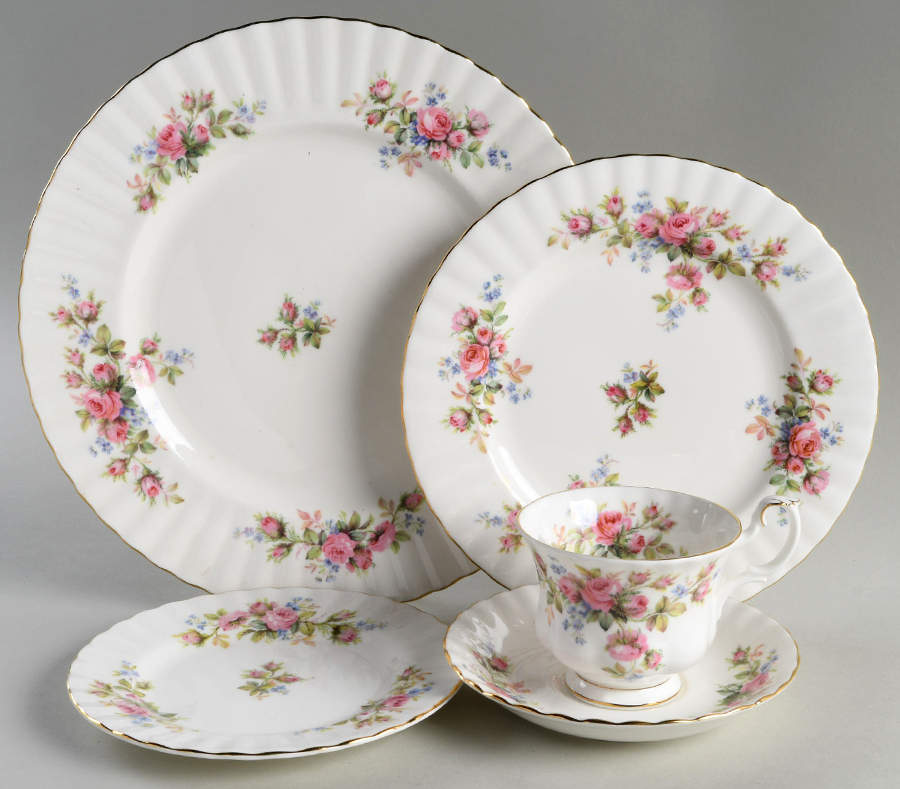 Moss Rose (Montrose Shape) 5 Piece Place Setting by Royal Albert-1