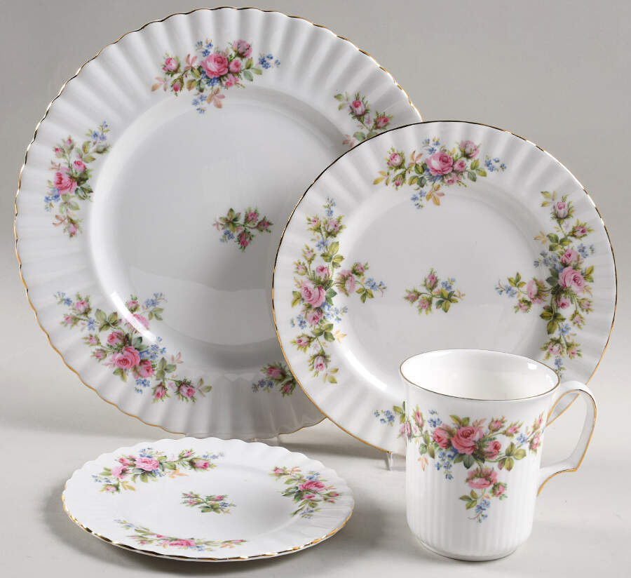 Moss Rose (Montrose Shape) 4 Piece Place Setting by Royal Albert-1