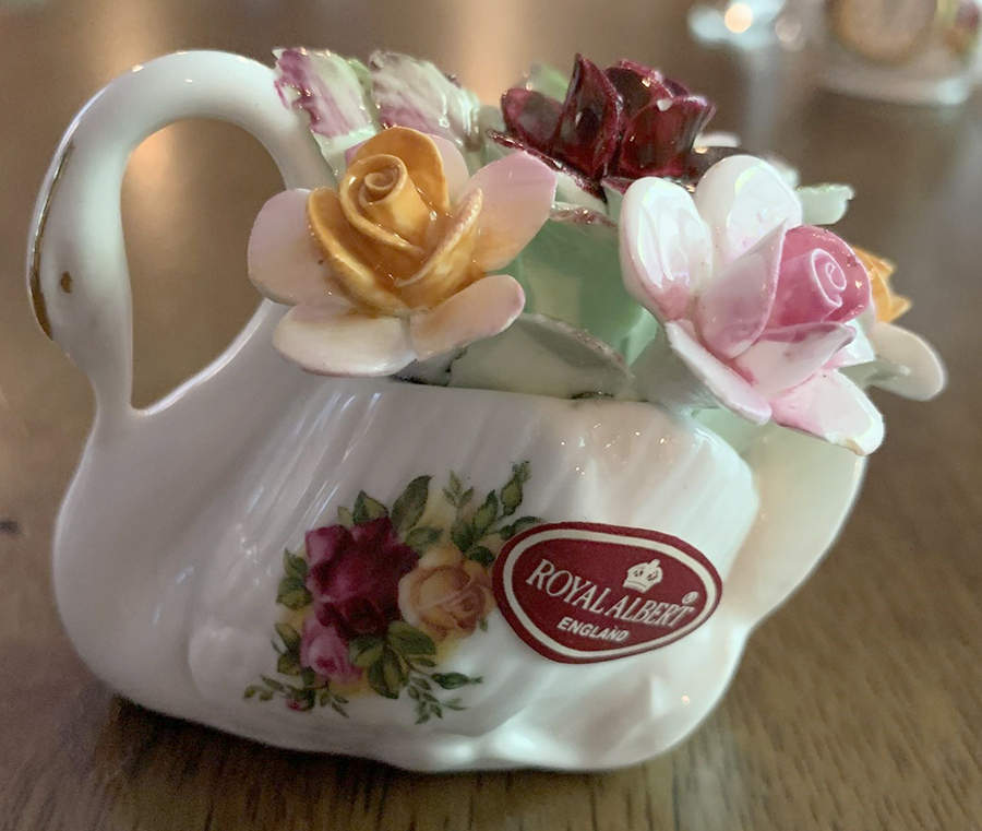 Old Country Roses Swan Figurine by Royal Albert-1