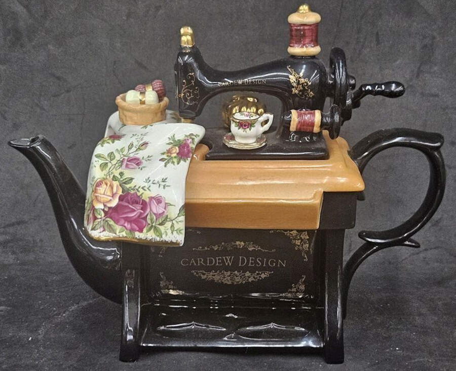 Old Country Roses Decorative Teapot & Lid by Royal Albert-1