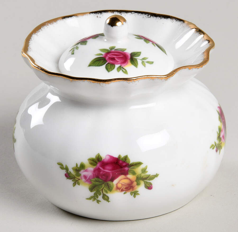 Old Country Roses Dorothy Box with Lid by Royal Albert-1