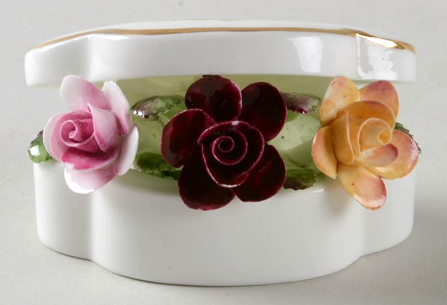Old Country Roses Box with Flowers Figurine by Royal Albert-1