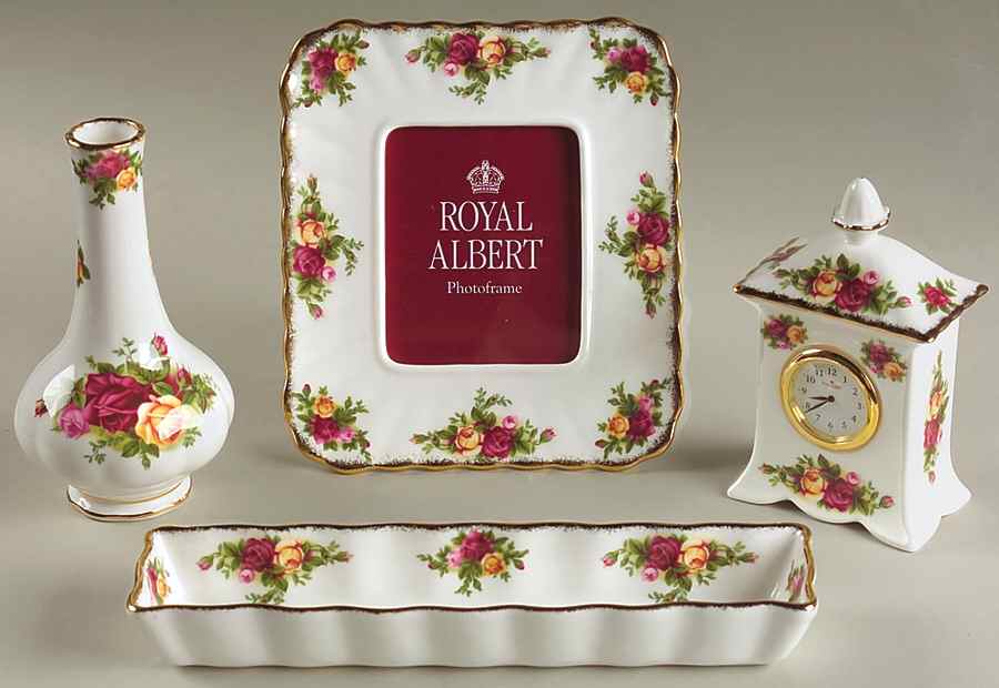 Old Country Roses (4 Piece) Vanity Gift Set by Royal Albert-1