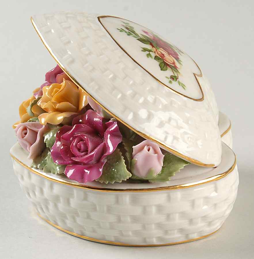 Old Country Roses Musical Basketweave Heart by Royal Albert-1