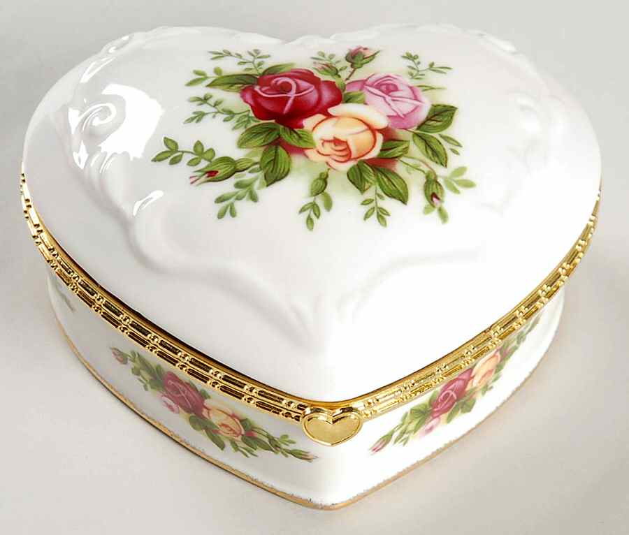 Old Country Roses Hinged Heart Shaped Musical Jewelry Box by Royal Albert-1