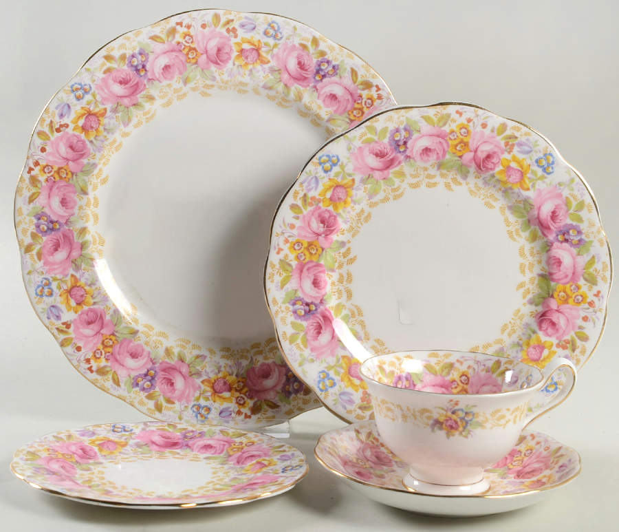 Serena (Thin Gold Trim) 5 Piece Place Setting by Royal Albert-1