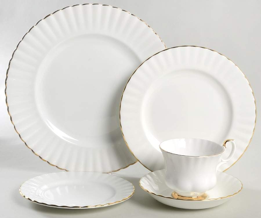 Val D'Or 5 Piece Place Setting by Royal Albert-1