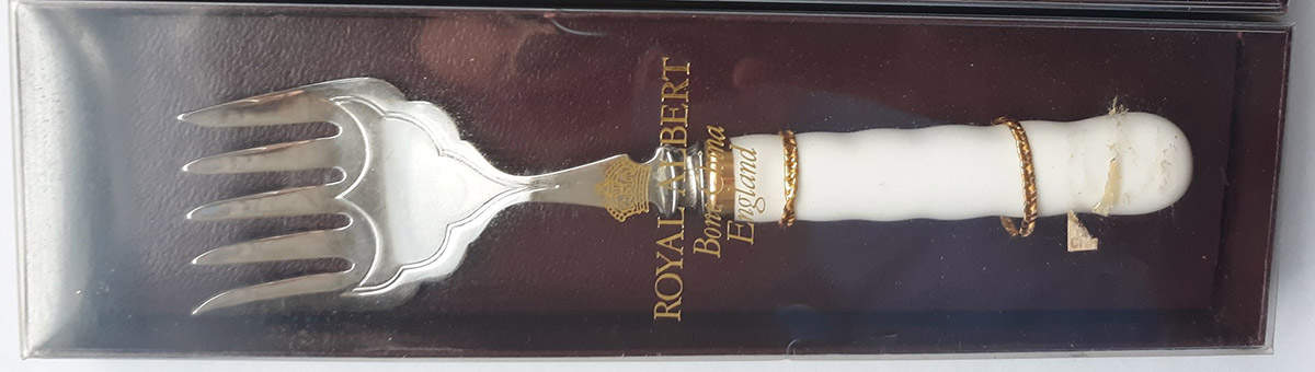 Val D'Or Serving Fork by Royal Albert-1