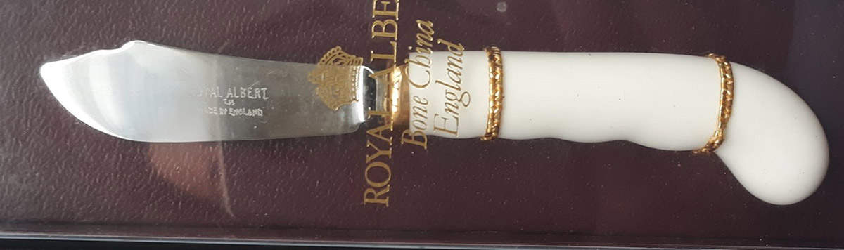 Val D'Or Hollow Handle Butter Spreader by Royal Albert-1