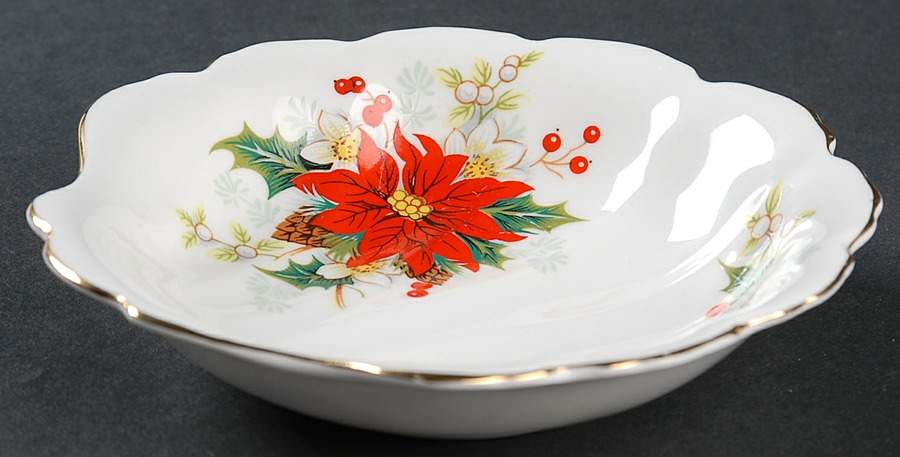 Yuletide (Fluted and Ribbed) Shell Shaped Dish by Royal Albert-1
