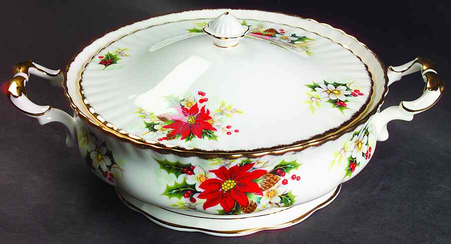Yuletide (Fluted and Ribbed) Round Covered Vegetable by Royal Albert-1