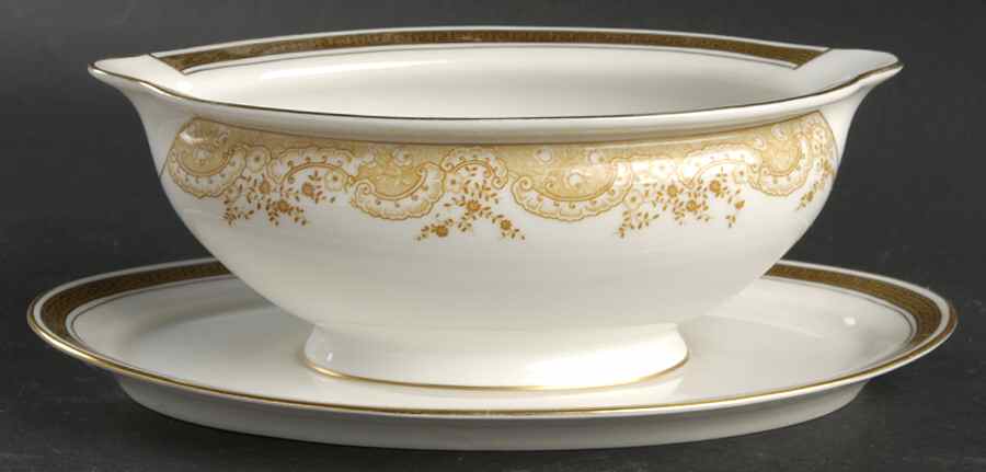 Chantilly Gravy Boat with Attached Underplate by Royal Bayreuth-1