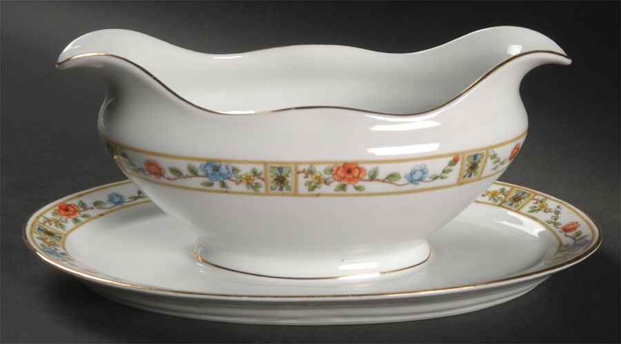ROB12 Gravy Boat with Attached Underplate by Royal Bayreuth-1