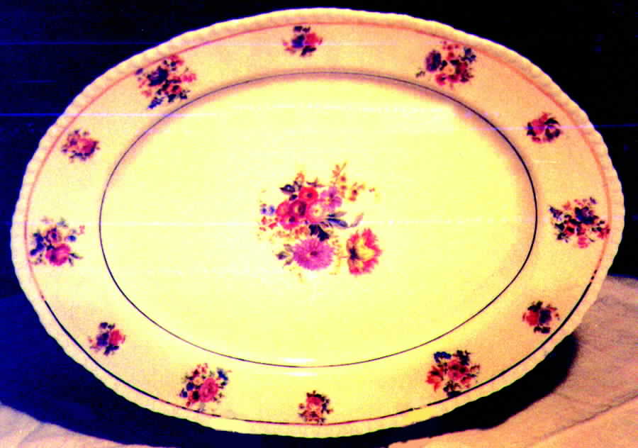 ROB133 14" Oval Serving Platter by Royal Bayreuth-1