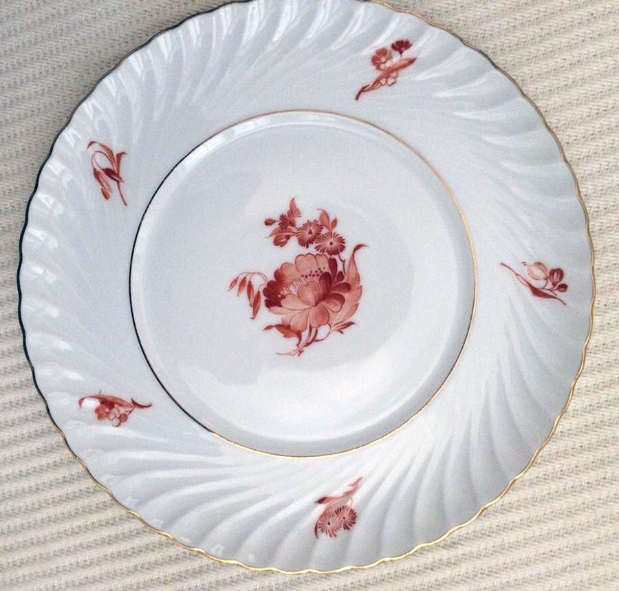 ROB137 Dinner Plate by Royal Bayreuth-1
