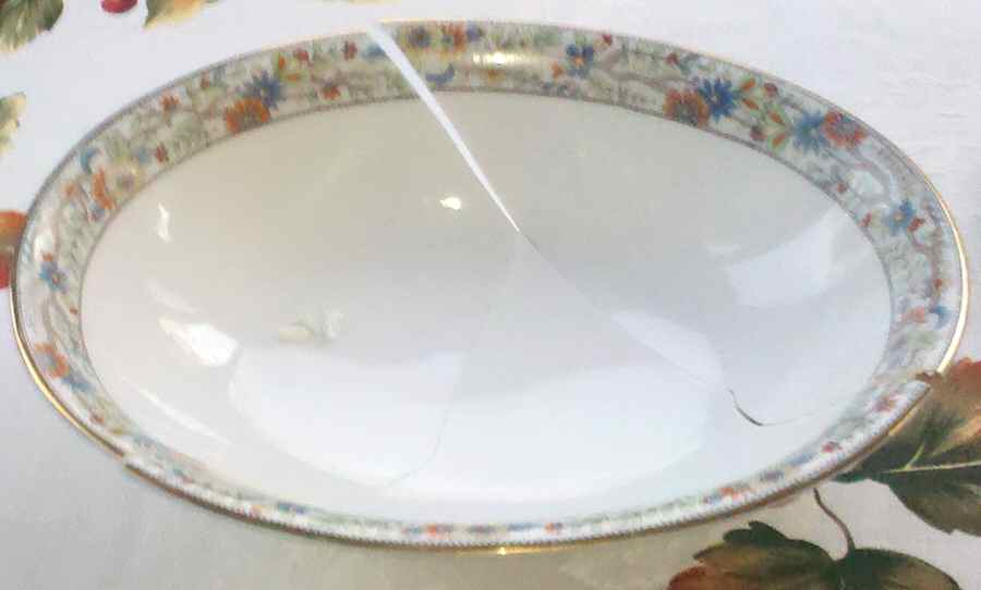 ROB140 9" Oval Vegetable Bowl by Royal Bayreuth-1
