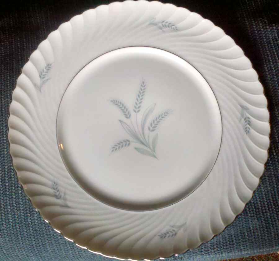 ROB148 Dinner Plate by Royal Bayreuth-1