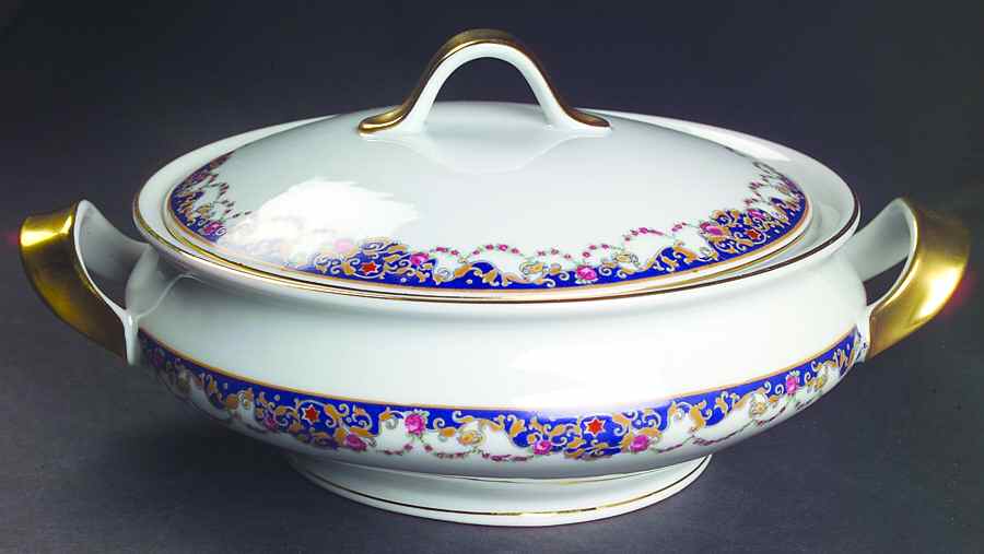 ROB2 Round Covered Vegetable by Royal Bayreuth-1