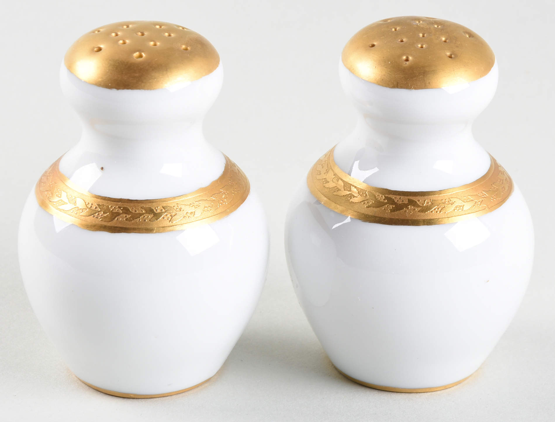 ROB20 Salt & Pepper Set by Royal Bayreuth-1