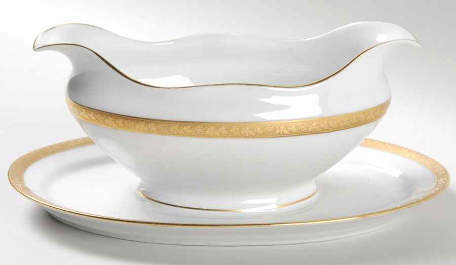 ROB24 Gravy Boat with Attached Underplate by Royal Bayreuth-1