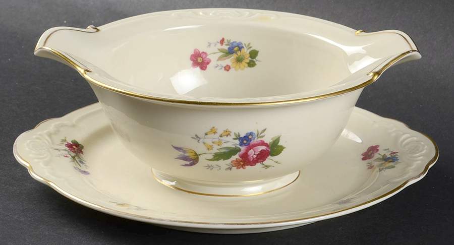 ROB28 Gravy Boat with Attached Underplate by Royal Bayreuth-1