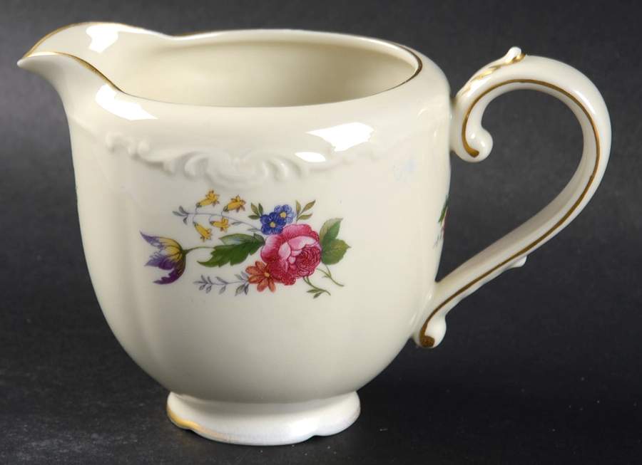 ROB28 Creamer by Royal Bayreuth-1