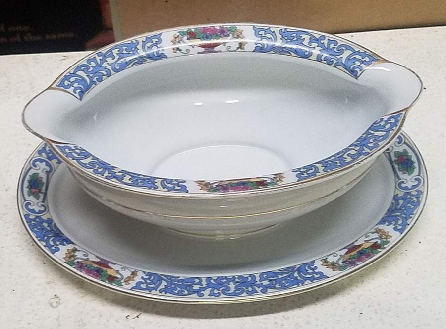 ROB29 Gravy Boat with Attached Underplate by Royal Bayreuth-1
