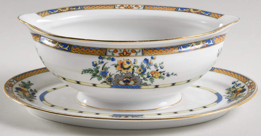 ROB59 Gravy Boat with Attached Underplate by Royal Bayreuth-1