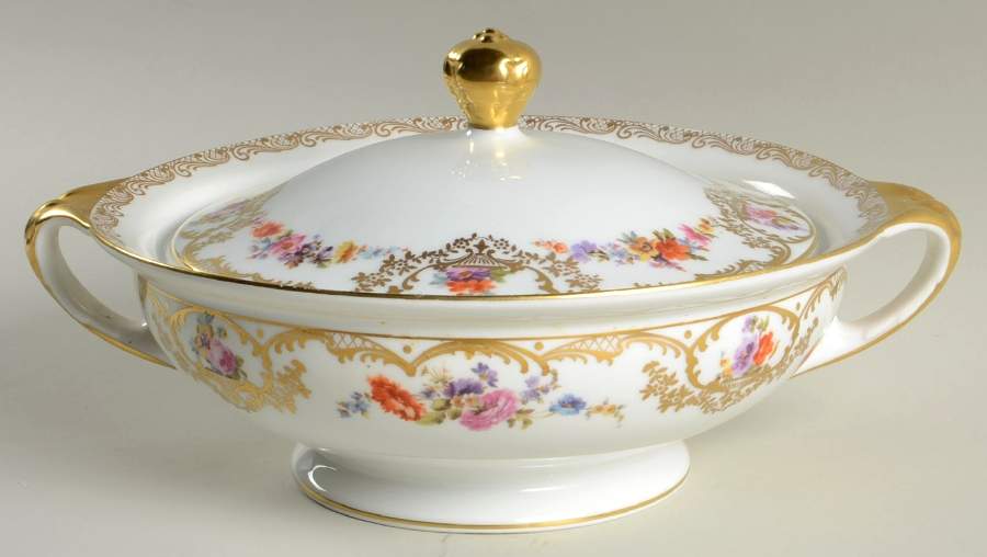 Vienne (White, Smooth) Round Covered Vegetable by Royal Bayreuth-1