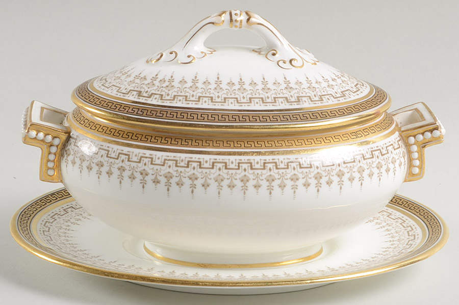 H8713 Gravy Boat & Lid with Underplate by Royal Cauldon-1