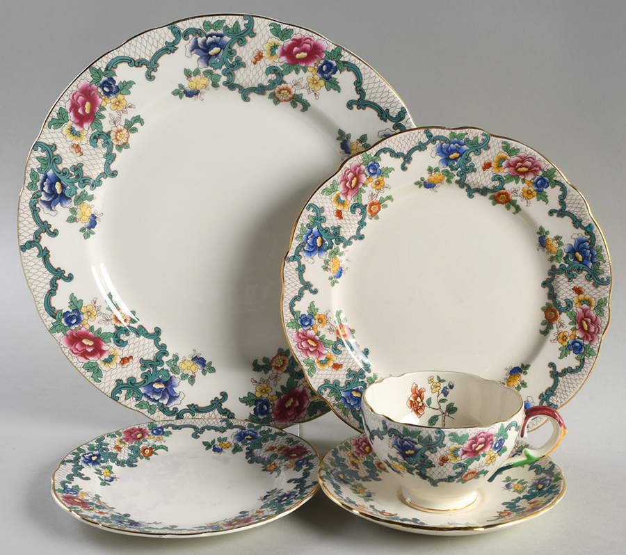 Victoria (Scalloped, Gold Trim) 5 Piece Place Setting by Royal Cauldon-1