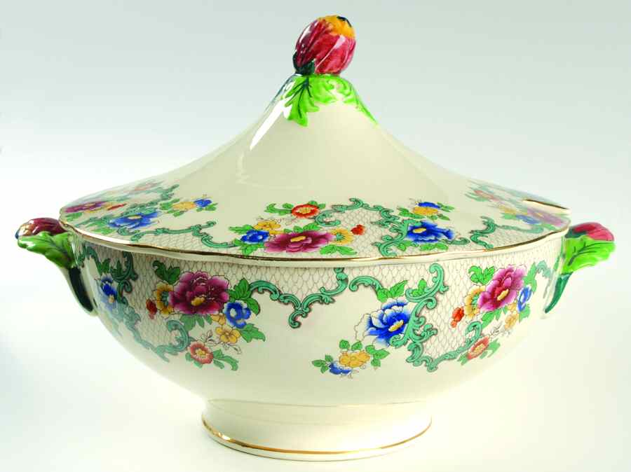 Victoria (Scalloped, Gold Trim) Tureen &  Lid by Royal Cauldon-1
