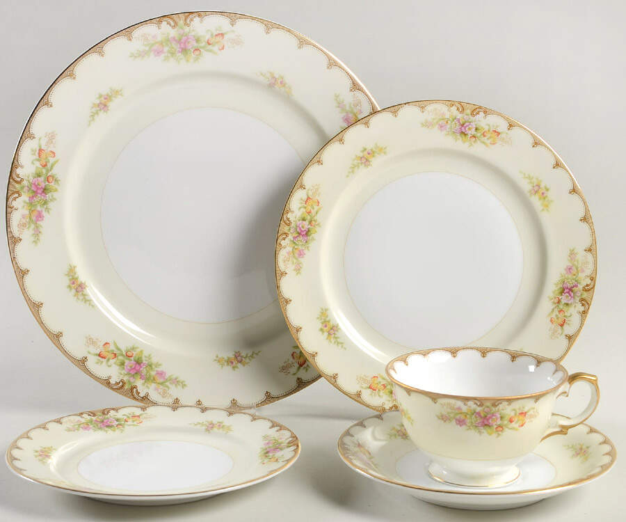 Lincoln 40 Piece Estate Set by Royal Embassy-1