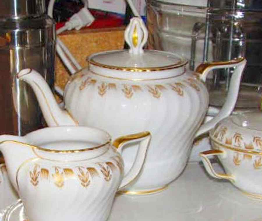 Heirloom Teapot & Lid by Royal Tettau-1