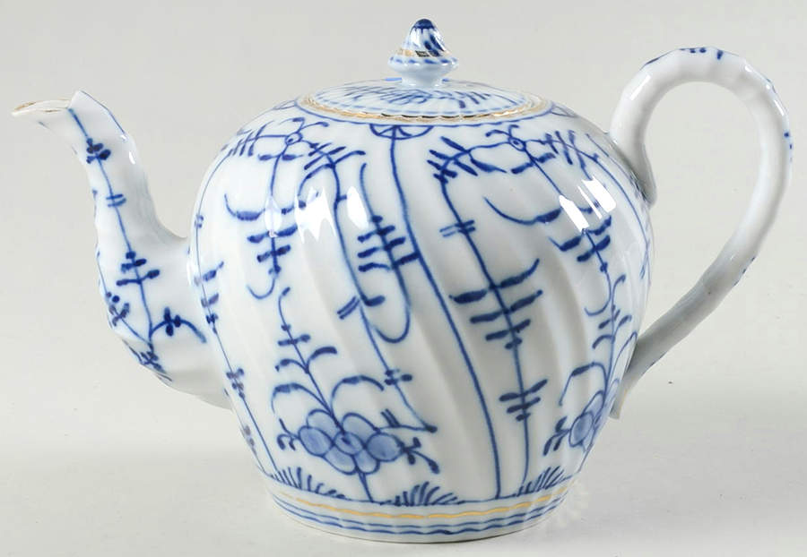 ROT34 Teapot & Lid by Royal Tettau-1
