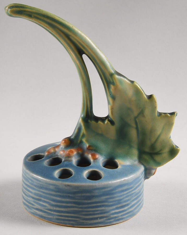 Bushberry (Blue Background) Flower Frog by Roseville-1