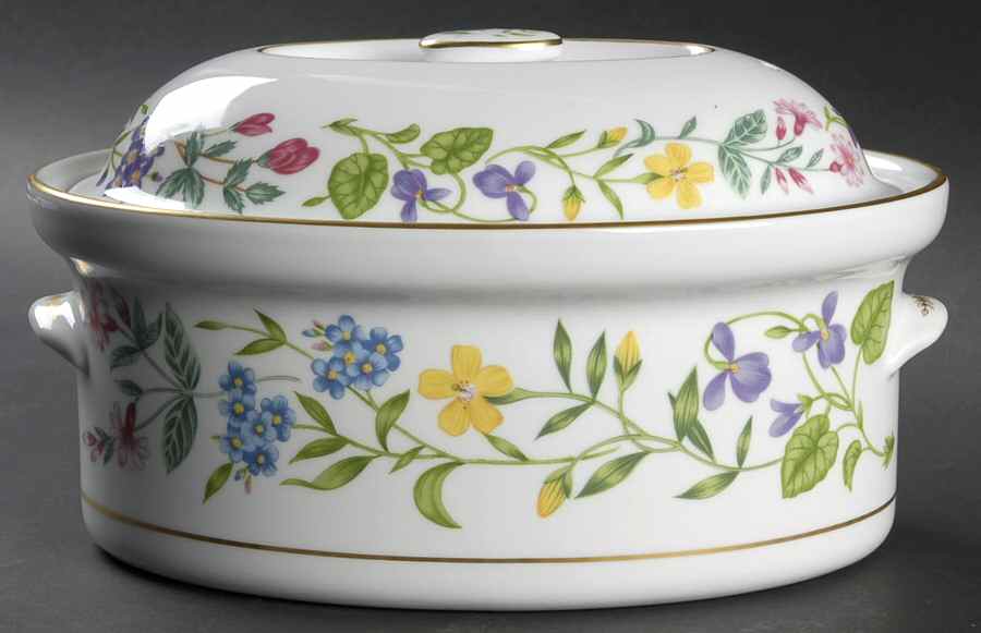 Arcadia 2.5 Quart Oval Covered Casserole by Royal Worcester-1