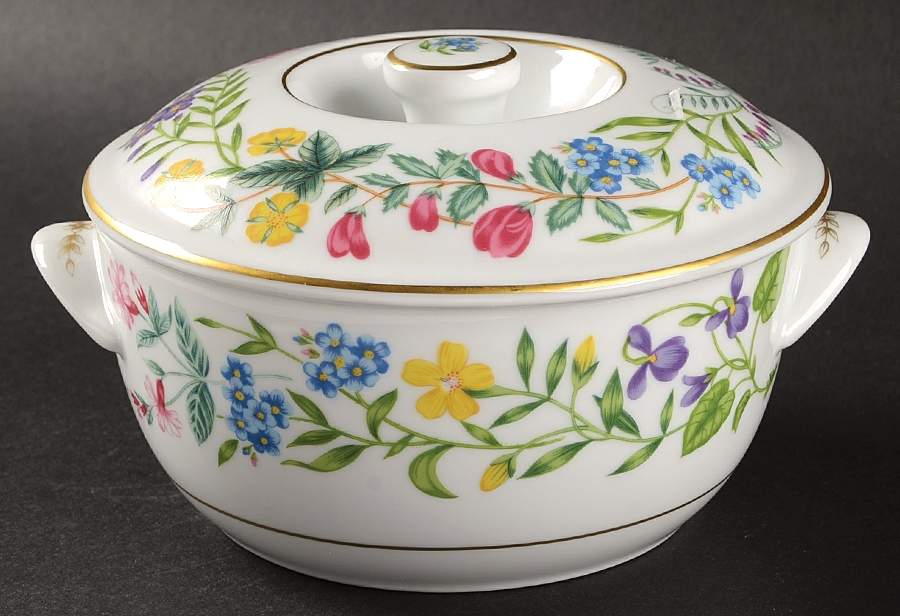 Arcadia 1.50 Pt Round Covered Casserole by Royal Worcester-1