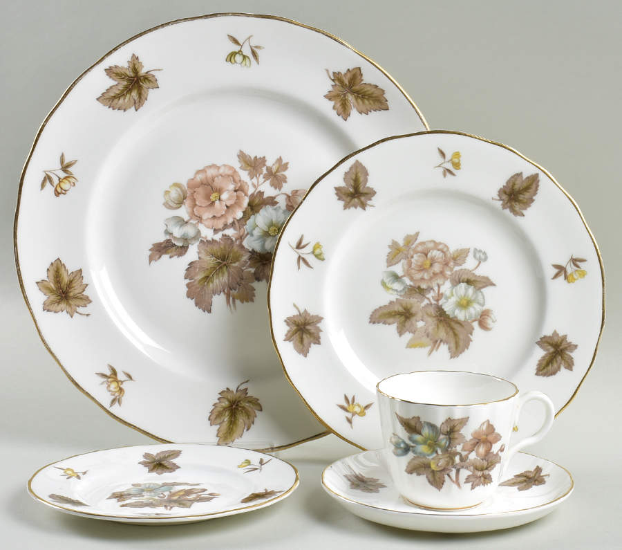 Dorchester (Scalloped, Z2637) 40  Piece Estate Set by Royal Worcester-1