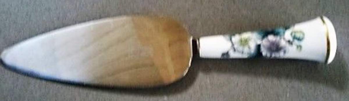 Dorchester (Scalloped, Z2637) Pie & Cake Server with Stainless Blade by Royal Worcester-1