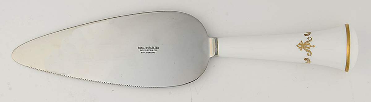 Gold Chantilly Pie & Cake Server with Stainless Blade by Royal Worcester-1