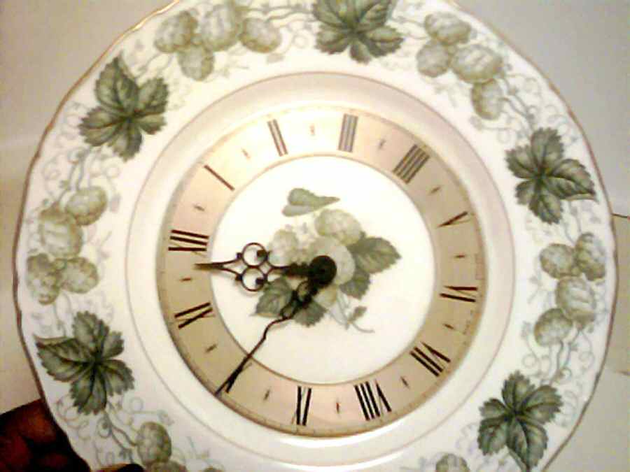 The Worcester Hop Clock Plate by Royal Worcester-1