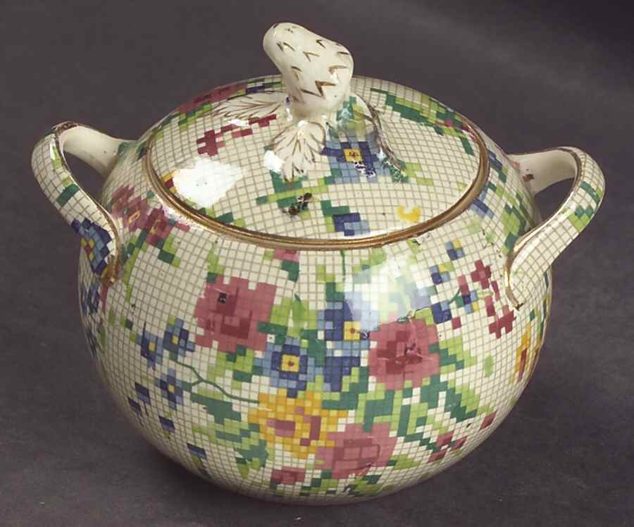 Queen Anne Elite Sugar Bowl & Lid by Royal Winton-1