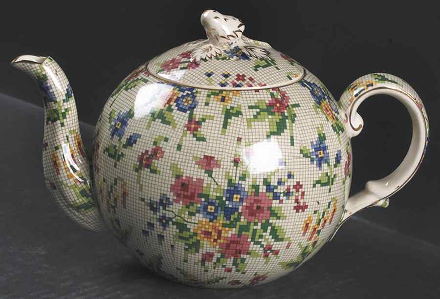 Queen Anne Elite Tea Pot & Lid by Royal Winton-1