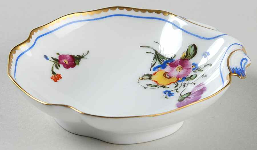 A La Reine Small Shell Shaped Dish by Royale (France)-1