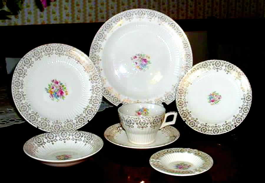 Gold Rose Bud Dinner Plate by Royal (USA)-1