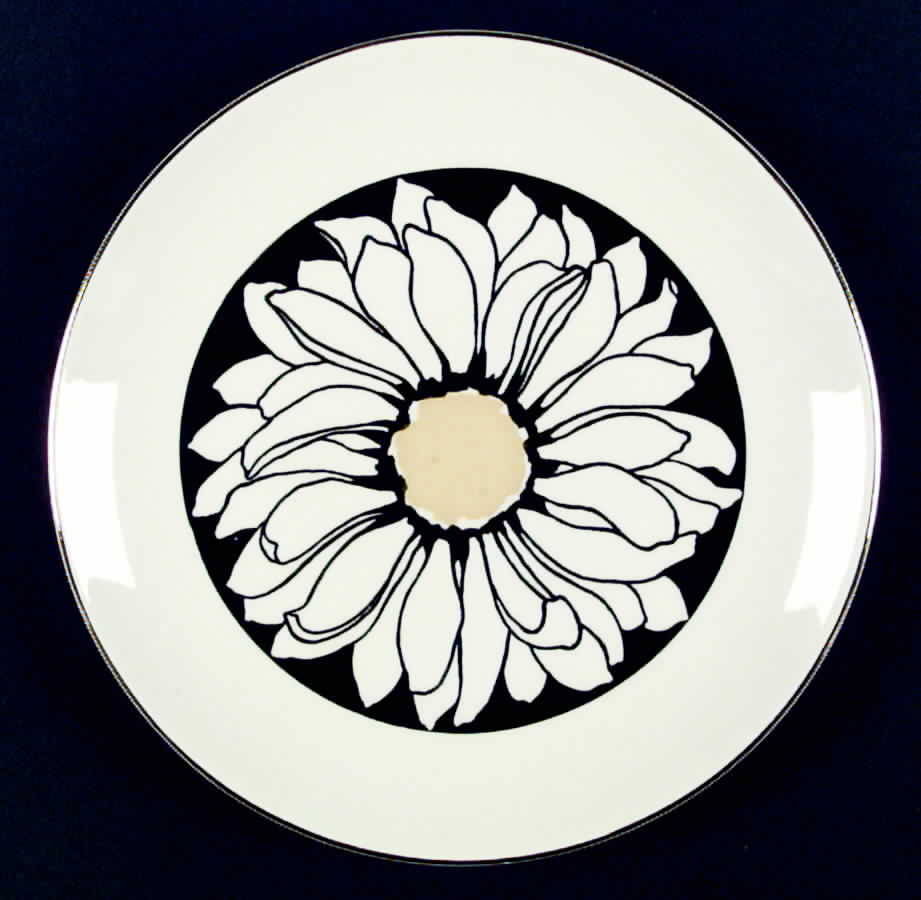 It's A Daisy Dinner Plate by Royal (USA)-1