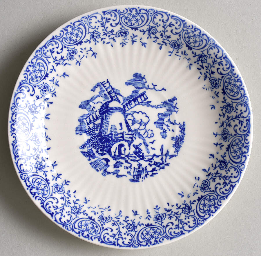 RYL29 Saucer by Royal (USA)-1
