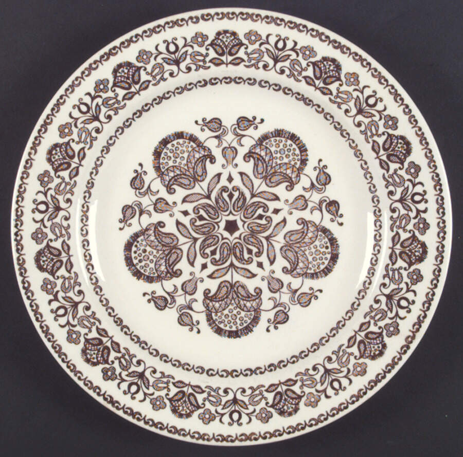 Wellesley Dinner Plate by Royal (USA)-1